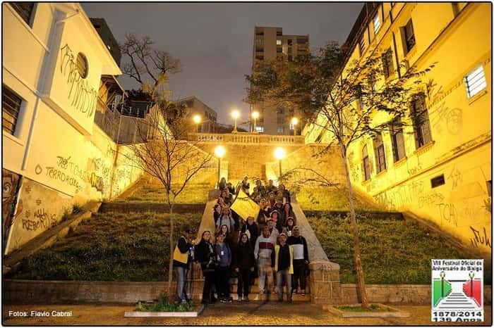 Foto noturna na Escadaria do Bixiga com um grupo de pessoas que fez uma caminhada noturna