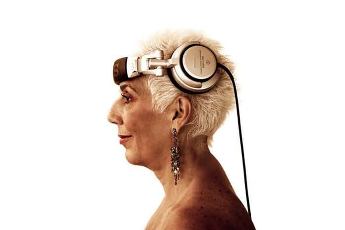DJ Sonia Abreu retratada de perfil, com fones de ouvido