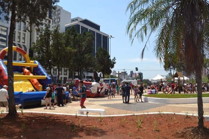 Praça com brinquedos infláveis para o Festival de Aniversário do Bixiga