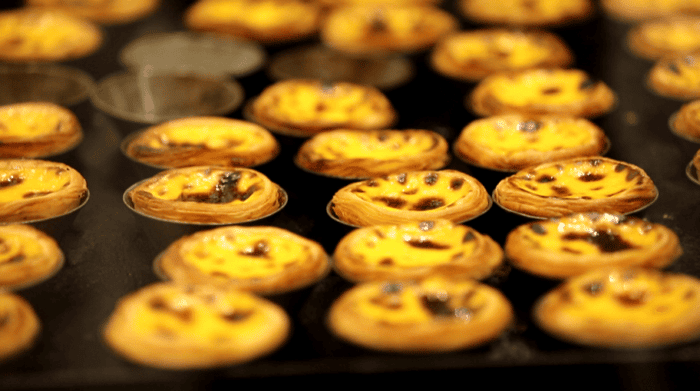 O tradicional Pastel de Nata português saindo do forno