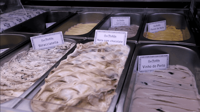 Geladeira de sorvetes inspirados nos sabores típicos dos doces de Portugal, como pastel de nata