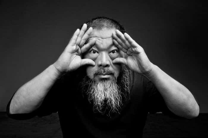 Foto em preto e branco do artista Ai Wei Wei