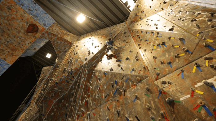 A Casa de Pedra conta com paredões com diferentes níveis de escalada, o que faz com que qualquer pessoa possa praticar o esporte
