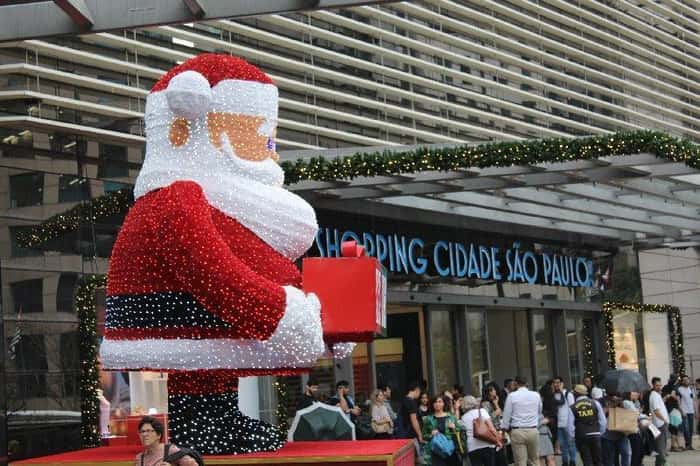 Na fachada do shopping, em frente à Avenida Paulista, um Papai Noel gigante, com 5 metros de altura, é um convite imperdível para belas fotos.
