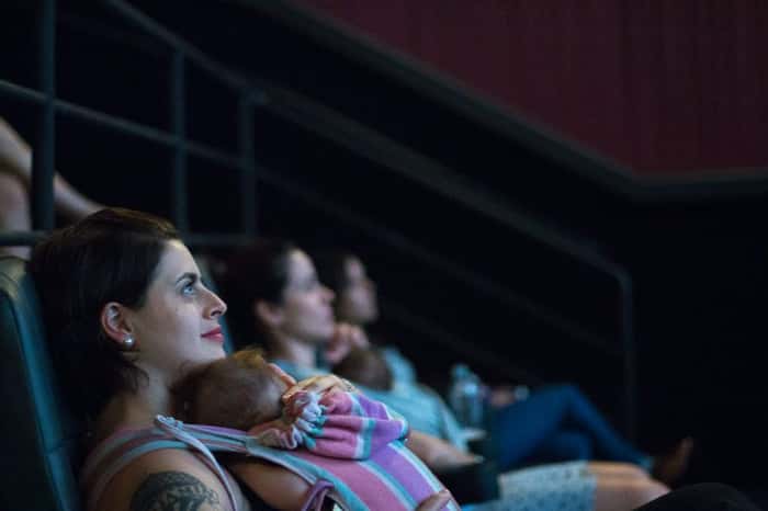 mães assistindo à sessão de cinema no CineMaterna