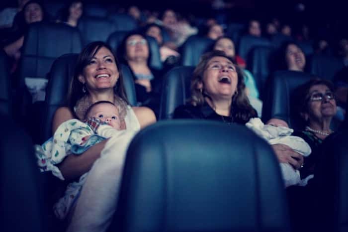 Mães e bebês assistindo à sessão do CineMaterna