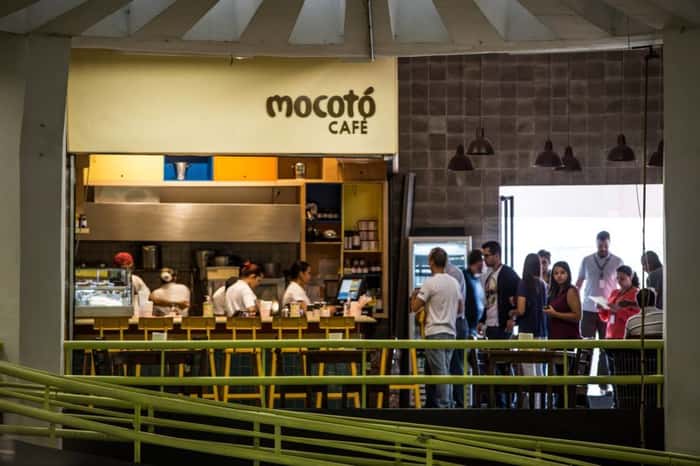 Funcionando de segunda à sábado, o Mocotó Café serve um minúsculo porém bem escolhido menu que incluem alguns dos pratos mais icônicos de Rodrigo Oliveira, como os famosos Baião de Dois e Dadinhos de Tapioca