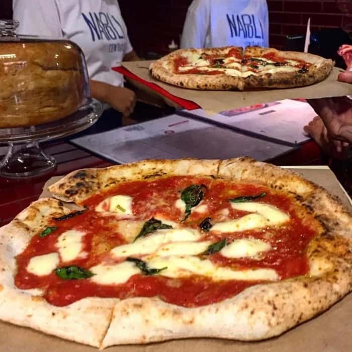 A especialidade desta pizzaria de clima informal são as redondas ao estilo napolitano. As pizzas de tamanho individual, como a marguerita (R$ 20), são servidas sobre papel pardo, para que os clientes comam com as mãos