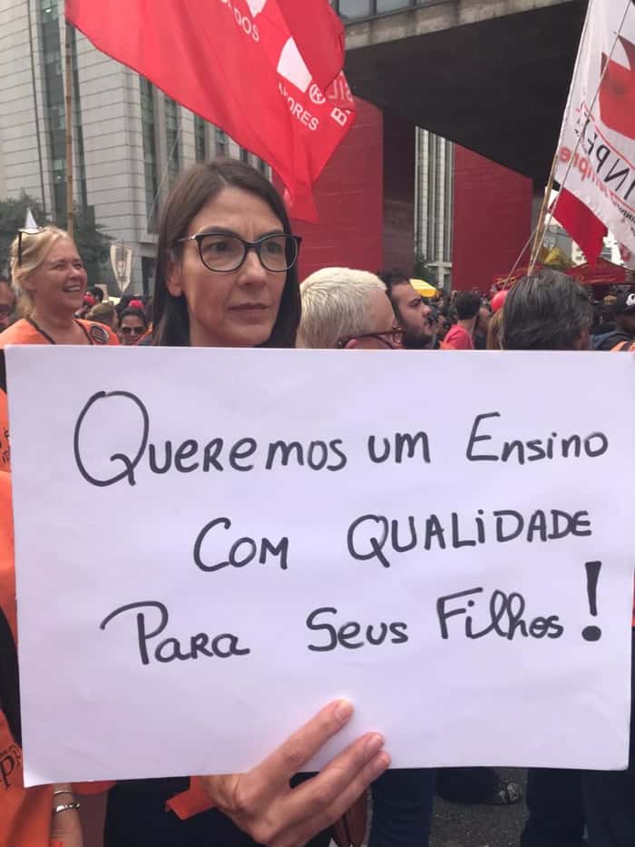 Alunos e professores protestam na Av. Paulista.