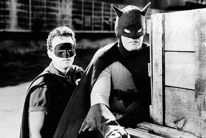 batman e robin no seriado O morcego de 1943 com Lewis Wilson no papel do batman
