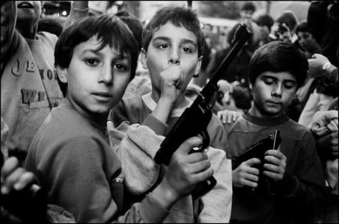 Crianças brincam com armas que receberam de presente dos pais em 2 de novembro, Dia de Finados, Palermo, 1986