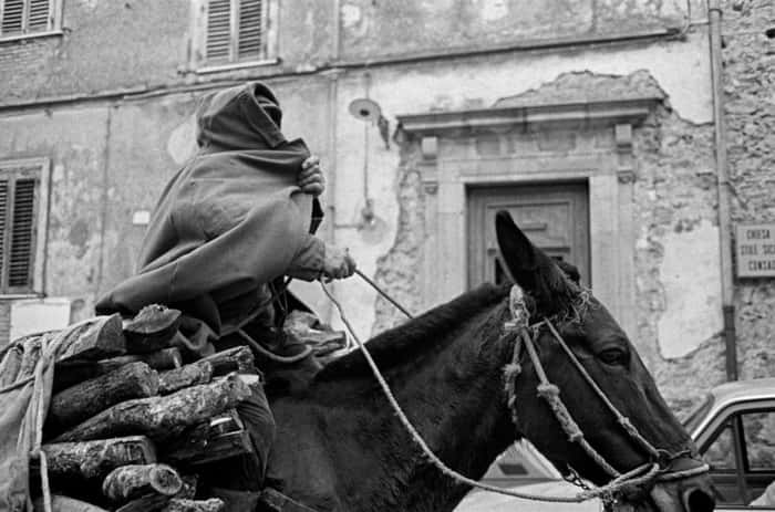 Homem se cobre com uma capa para não ser fotografado, Geraci Siculo, 1989
