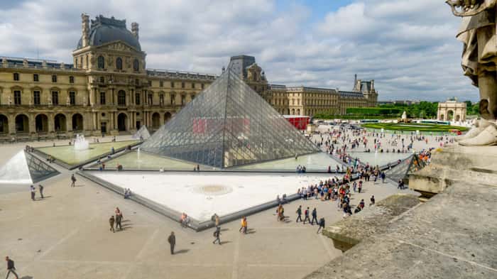 8 – Museu do Louvre, Paris (França)