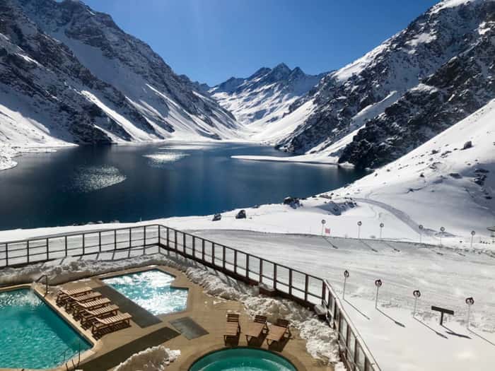 Piscinas e jacuzzi aquecidas são algumas das vedetes do resort de esqui