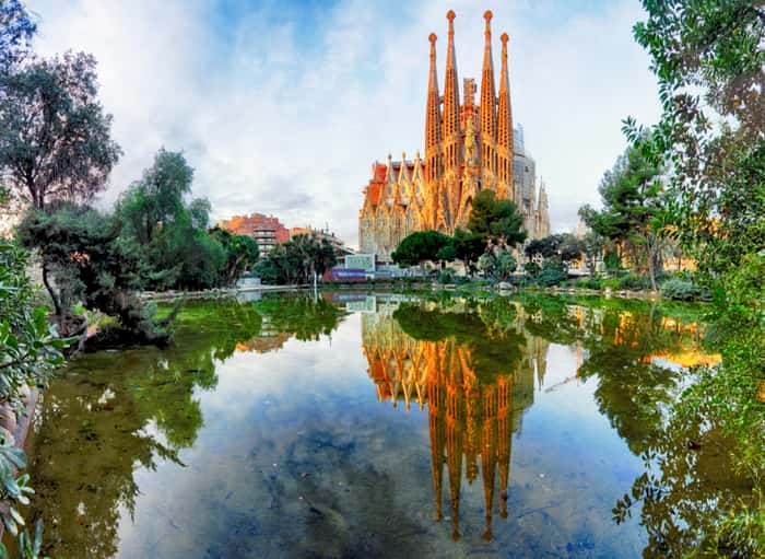Vista da Sagrada Família, um dos cartões-postais de Barcelona