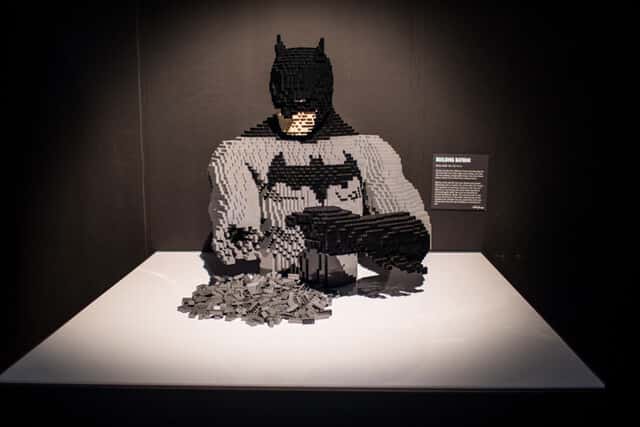 Batman foi criado pelo escritor Bill Finger e pelo artista Bob Kane, e apareceu pela primeira vez na revista Detective Comics #27