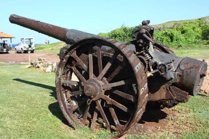 Canhões e outros objetos dos fortes são vistos em muitos lugares turísticos de Noronha