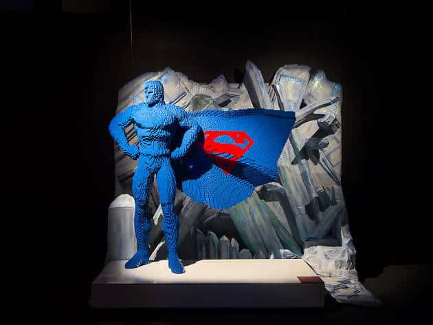 Super-Homem nasceu no planeta fictício de Krypton e tinha o nome de Kal-El. Foi mandado à Terra por seu pai, Jor-El, um cientista, momentos antes do planeta explodir