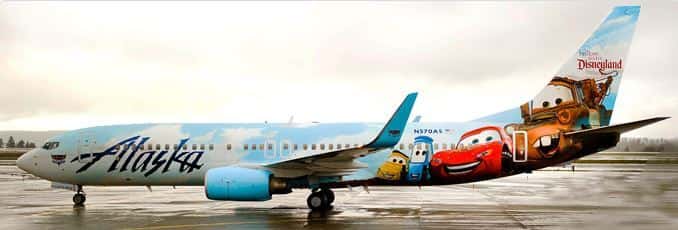 Os personagens da animação infantil Carros são os destaques da estampa lateral de uma aeronave norte-americana  Alaska Air Group
