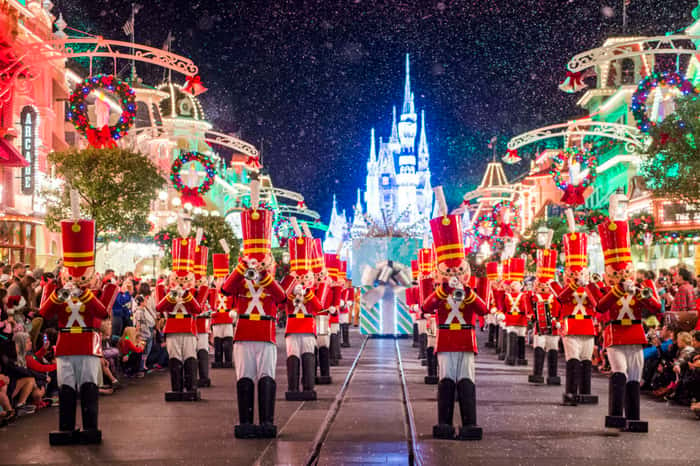 Os soldados de brinquedo desfilam na Main Street, no Magic Kingdom; parada é uma das atrações do Natal do Mickey