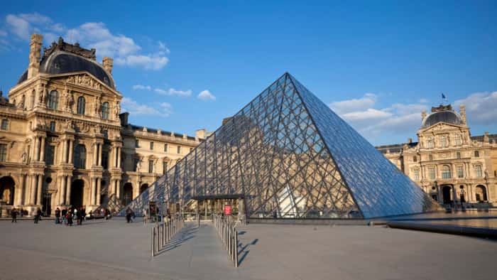 2 – Museu do Louvre (Paris, França)
