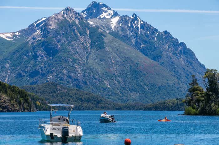 No verão, Bariloche oferece diversas opções de passeios em meia à natureza