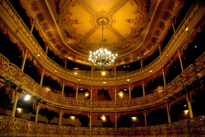 O Teatro Municipal de Niterói é considerado um dos marcos inaugurais do teatro brasileiro