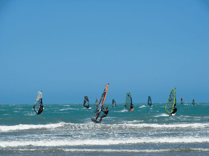 O que fazer em Jericoacoara: a pratica de windsurf é muito comum na cidade
