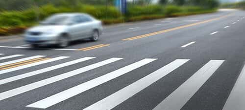 <b>MOTORISTA x PEDESTRE</b> | Cuidado nos cruzamentos. Fique de olho em pedestres que podem atravessar distraídos.