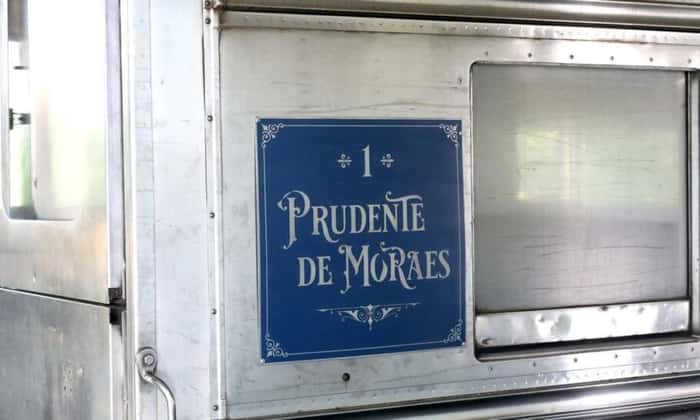 Detalhe da placa de um dos carros, em homenagem ao ex-presidente Prudente de Moraes, um dos personagens lembrados nas histórias contadas a bordo do Trem Republicano 