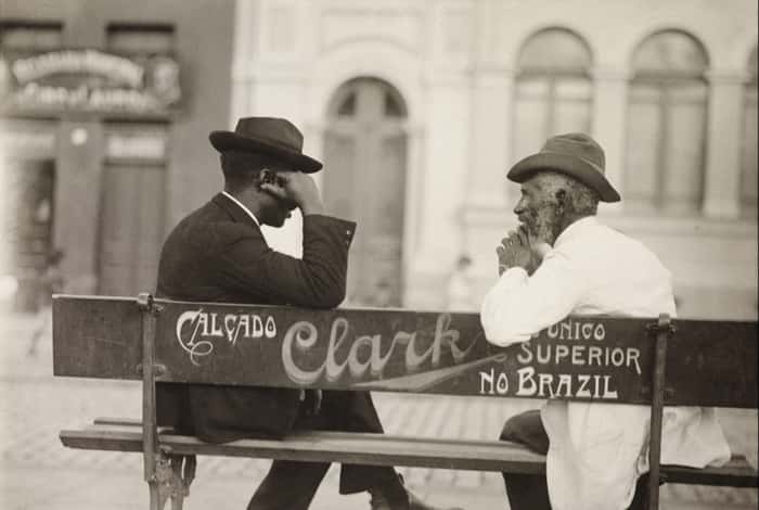 Homens conversando em banco de praça, São Paulo, SP, c. 1910. 
