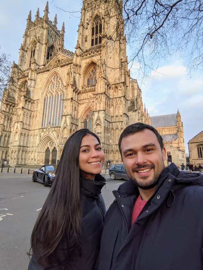 Milena Jorge e Paulo Guerra se conheceram no Bumble e hoje vivem juntos na cidade de York no Reino Unido