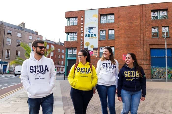 A SEDA College atua há 12 anos com intercâmbio e docência na Irlanda e conta, ainda, com o programa de estágio no exterior, SEDA Internship, e o projeto de empregabilidade, SEDA Jobs