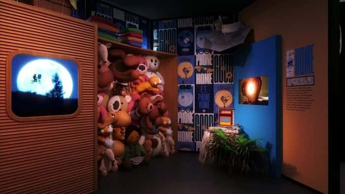 A sala reproduz a cena em que o menino encontra o ET