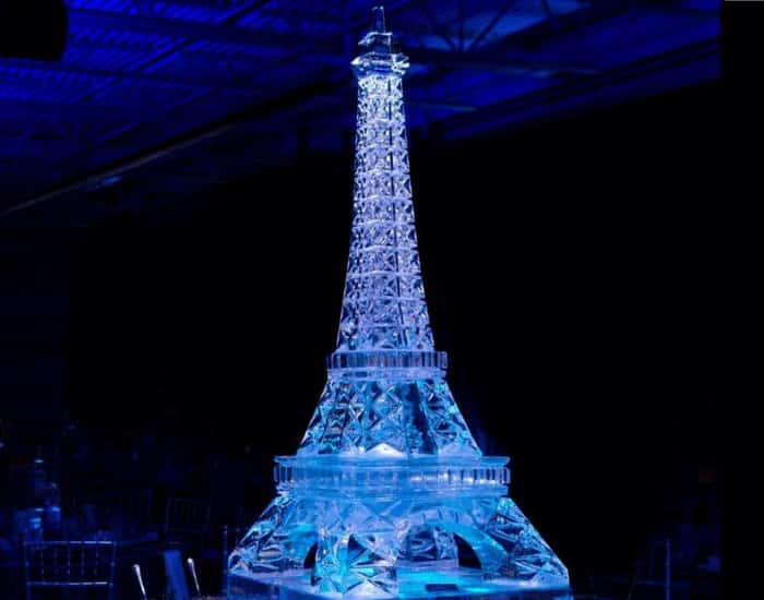 Olha que linda essa escultura da Torre Eiffel!