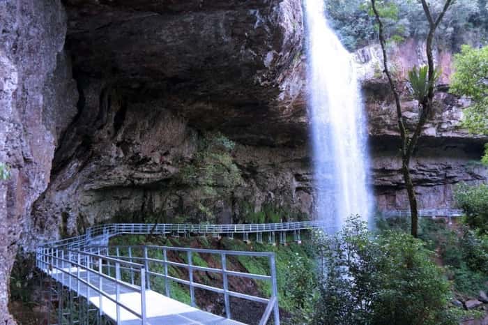 Outro atrativo do Parque do Salto Ventoso é a passarela, que permite visualizar a queda d'água por trás da cascata.