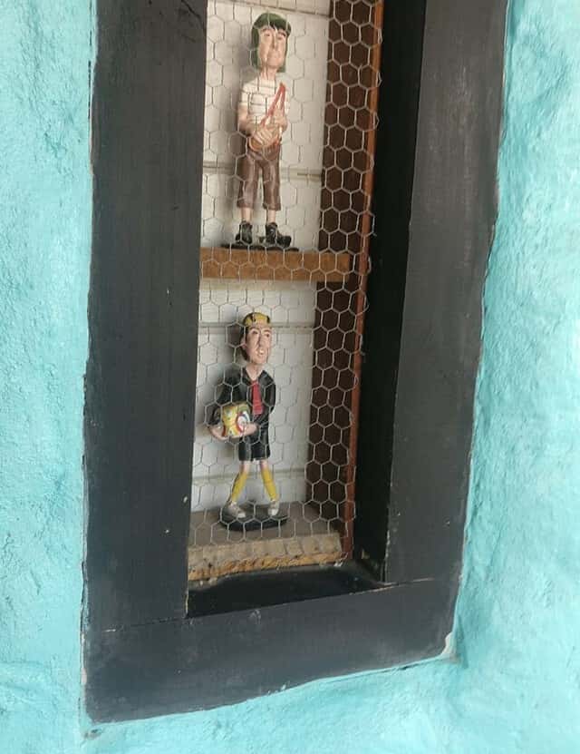 Bonecos dos personagens Chaves e Kiko, que inspiraram decoração da Pousada Recanto