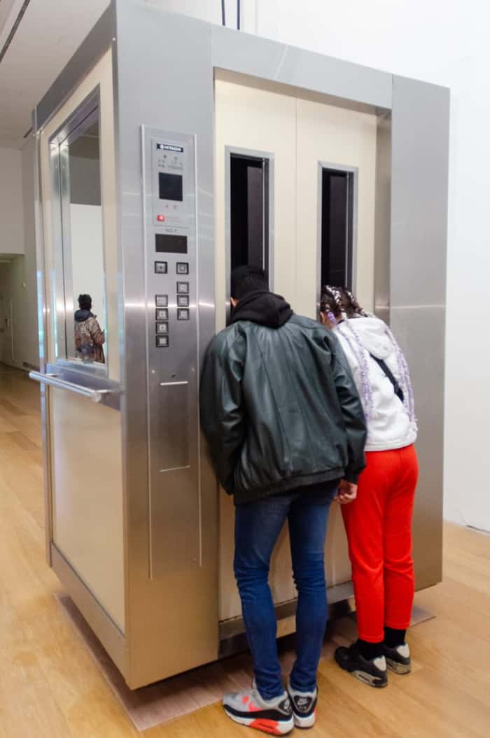 Lifted lift, 2019 | Estrutura de metal, madeira, aço inoxidável, painel de botões de elevador, espelhos | 225 x 169 x 121 cm