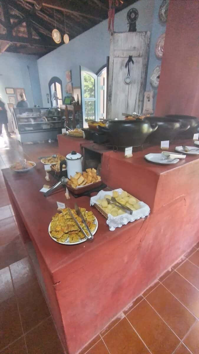 O farto bufê de café da manhã do Quintal da Serra