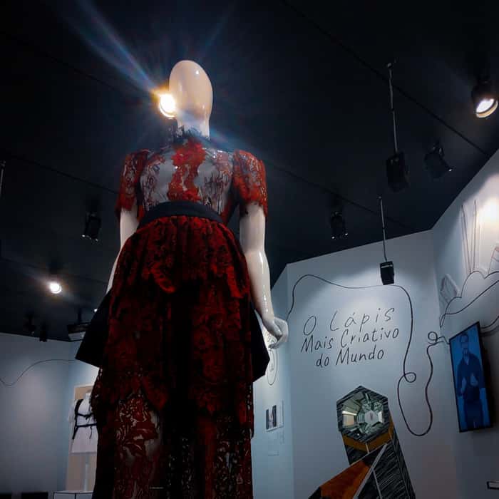 O famoso estilista Alexandre Herchcovitch participou da mostra com um vestido criado a partir de um esboço feito à lápis