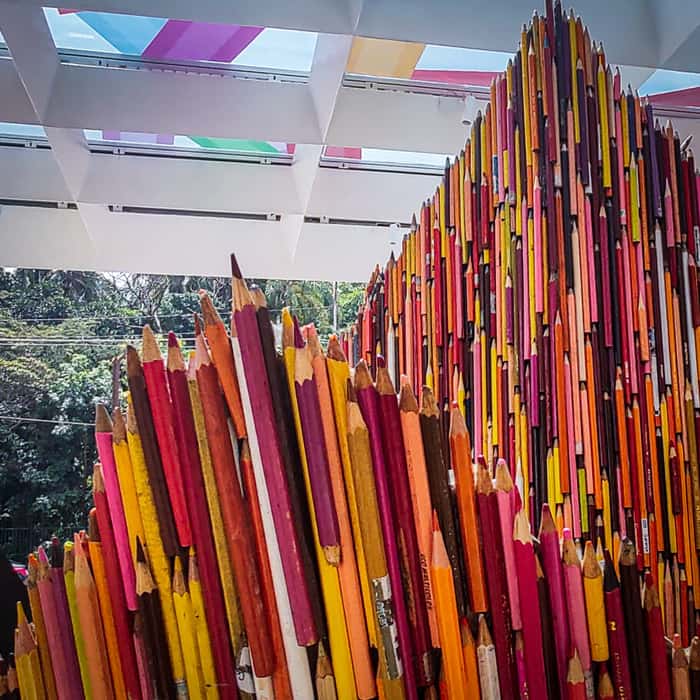 Outro da mostra fica para a escultura de 1,70m de altura, feito pelo artista Eduardo Srur com mais destaque de 35 mil lápis de cor reciclados