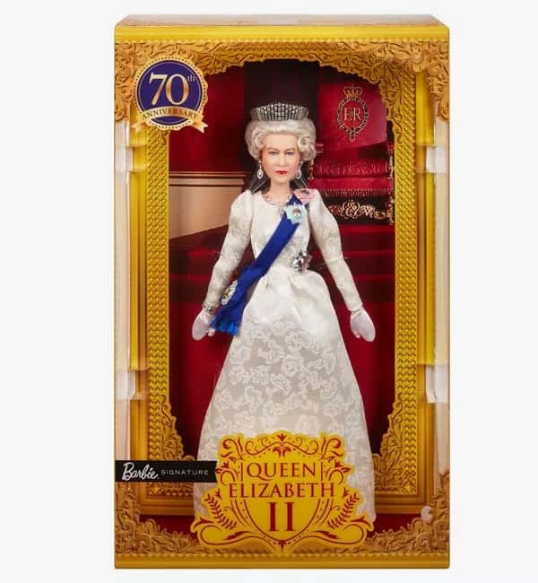 Vestimenta da boneca foi inspirada na roupa utilizada por Elizabeth II no dia do seu casamento.