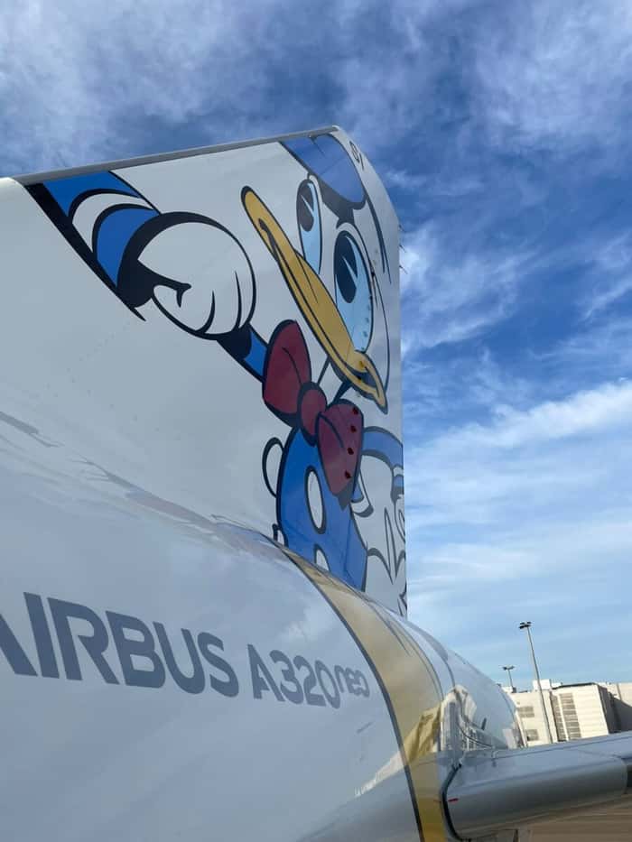 Detalhe do avião da Azul em homenagem ao personagem Pato Donald, da Disney
