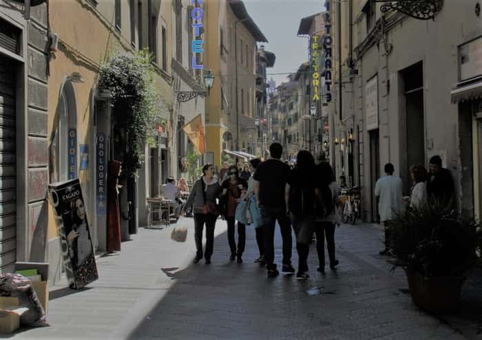 Lojinhas (‘negozi’, em italiano) nas ruas estreitas de Florença 