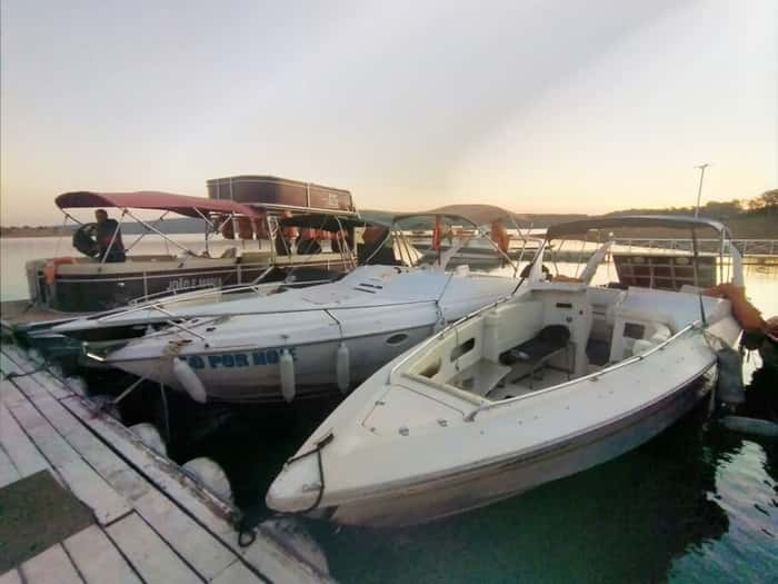 Barcos da FM.S Capitólio que fazem passeios pelo lago de Furnas