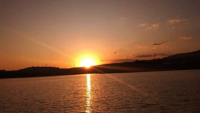 Pôr do sol durante o passeio de barco pelo lago de Furnas, em Capitólio (MG)