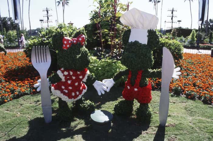 Mickey Mouse e Minnie Mouse no Epcot International Flower & Garden Festival, em 2000