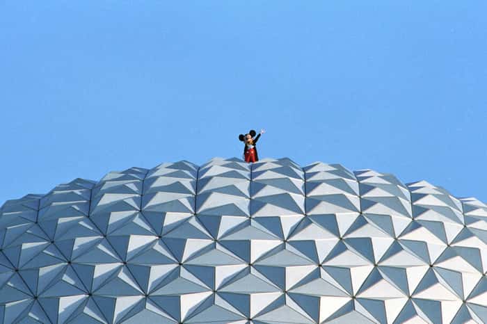Mickey Mouse no topo doa Spaceship Earth, em 1993