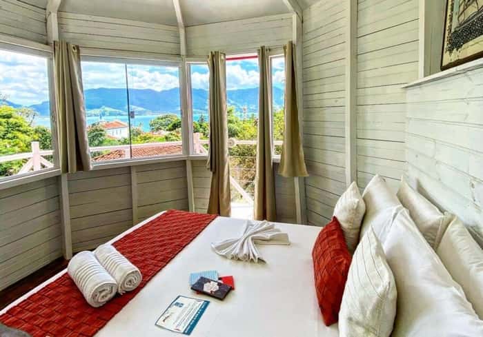 Hostel da Vila, em Ilhabela, no litoral norte de SP, ganha quarto em farol