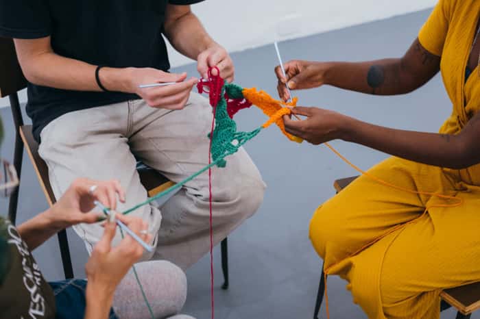 Durante as oficinas os participantes já se envolveram em bordado, colagem, crochê, jogos, desenho e até pintura